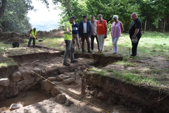 Imaxe da nova:Gabriel Alén subliña a importancia dos achados arqueolóxicos no mosteiro de San Xoán de Camba, en Castro Caldelas