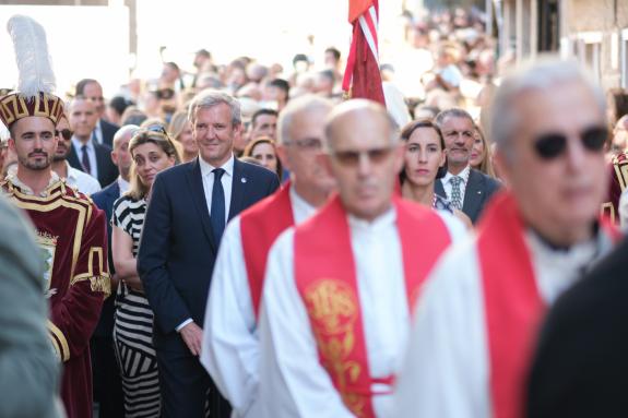 Imagen de la noticia:El presidente de la Xunta asiste a la procesión del Cristo da Vitoria en Vigo