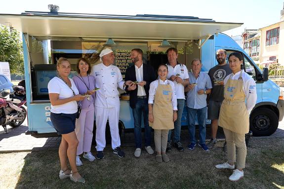 Imagen de la noticia:La Xunta anima a consumir productos del mar en Sada desde una de las `Foodtrucks' de la campaña 'GALICIA SABE AMAR'