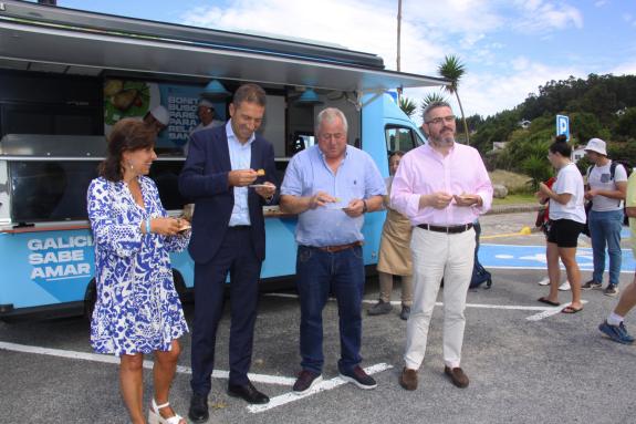 Imagen de la noticia:La Xunta promociona en O Vicedo el consumo de los productos del mar con una 'foodtruck' de la campaña 'GALICIA SABE AMAR'