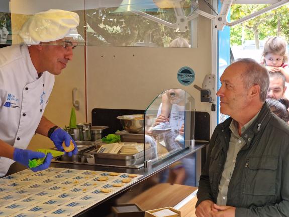 Imaxe da nova:Agustín Reguera destaca a calidade dos peixes e mariscos galegos na visita á foodtruck de 'GALICIA SABE AMAR' en Vilagarcía