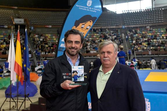 Imagen de la noticia:Diego Calvo recoge el premio concedido a la Consellería de Deportes en la 45ª edición del Trofeo de Judo Miguelito