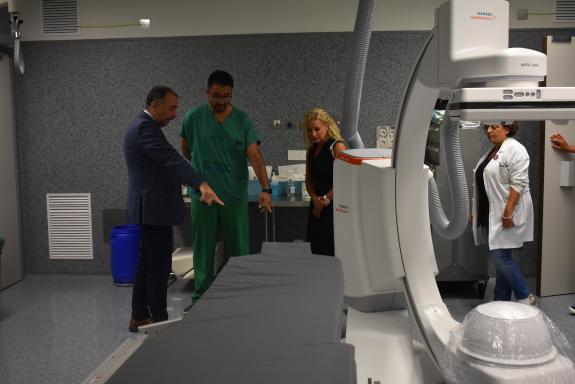 Imaxe da nova:A Xunta renova a tecnoloxía da Unidade de Radioloxía Intervencionista do Hospital Universitario de Ourense cun novo equipo de preto...
