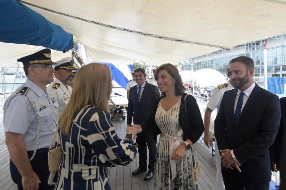 Imagen de la noticia:Ángeles Vázquez asistió a la recepción de la Embajada de Uruguay por la Fiesta Nacional a bordo del velero escuela Capitán M...