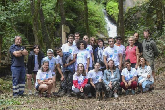 Imaxe da nova:Os mozos do campo de voluntariado de Vilasantar e Boimorto acondicionan rutas de sendeirismo e dinamizan a oferta cultural da zona
