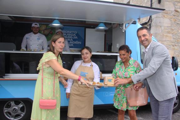 Imagen de la noticia:El conselleiro del Mar visita en Cervo una de las foodtrucks de la campaña GALICIA SABE AMAR