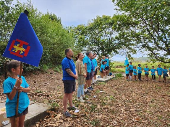 Imagen de la noticia:La Xunta pone en valor la labor educativa del campamento de verano de la Organización Juvenil Española en la isla de Ons