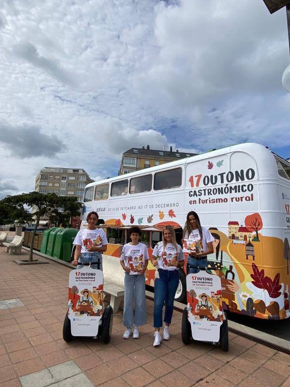 Imagen de la noticia:De comienzo en Foz y Viveiro la ruta del autobús de la campaña Otoño gastronómico 2023 que recorrerá las principales playas ...