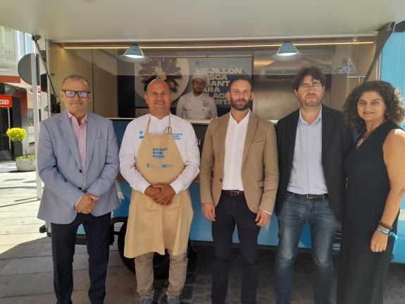 Imaxe da nova:A Xunta anima a consumir produtos do mar en Arteixo cunha das foodtrucks da campaña Galicia sabe amar