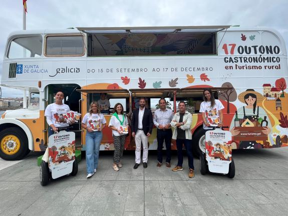 Imaxe da nova:Trenor visita o autobús promocional da 17 edición da campaña Outono Gastronómico con 79 casas rurais adheridas