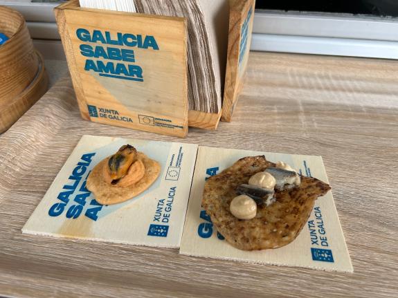 Imagen de la noticia:Martina Aneiros anima en Ferrol a acercarse a la Foodtruck? de la campaña 'Galicia Sabe Amar´ localizada en el muelle de Cur...