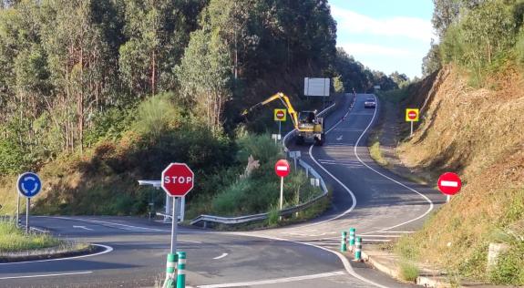Imaxe da nova:A Xunta iniciará a vindeira semana novos traballos de limpeza na estrada autonómica OU-902 ao paso polos concellos do Carballiño e ...