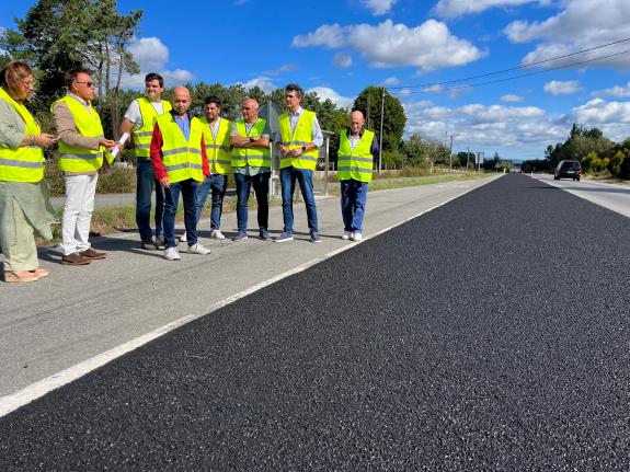 Imagen de la noticia:La Xunta avanza en la renovación del firme de la carretera autonómica LU-111 entre Rábade y O Santo, en Vilalba