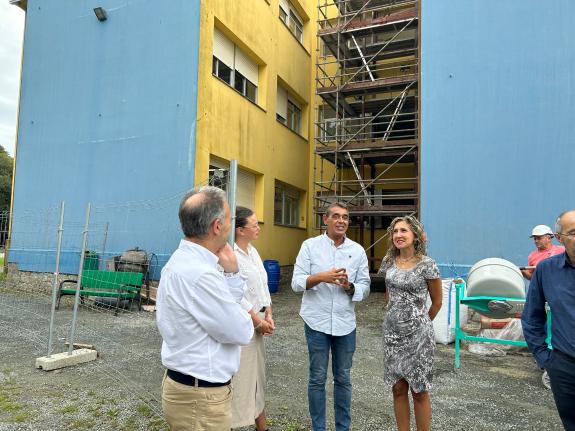 Imagen de la noticia:Martina Aneiros supervisa las obras de instalación de dos ascensores en el CPI O Feal en las que la Xunta invierte más de 11...