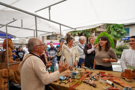 Imagen de la noticia:Lorenzana anima a visitar la Feria Tradicional de los Remedios de Ponteareas, escaparate de los oficios tradicionales galleg...