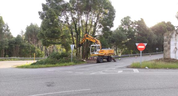 Imagen de la noticia:La Xunta comenzará la próxima semana nuevos trabajos de limpieza en los márgenes de la autovía AG-58 del acceso a Cacheiras,...