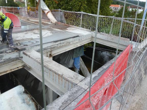 Imaxe da nova:A Xunta  inicia a desmontaxe do taboleiro da ponte de Ponte Arnelas, avanzando nos traballos de retirada da actual estrutura metáli...