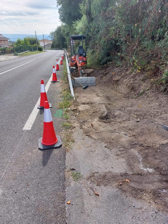 Imaxe da nova:A Xunta comeza as obras da nova senda peonil na estrada LU-617 en Toiriz, no concello de Pantón, ás que destina preto de 330.000 eu...