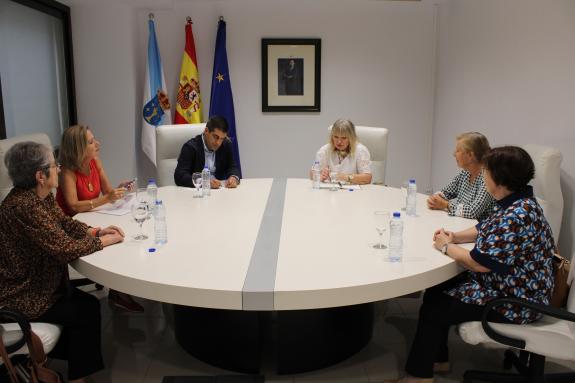 Imaxe da nova:O delegado territorial da Xunta en Ourense reúnese con membros da directiva da Asociación Mirada Mulleres +60