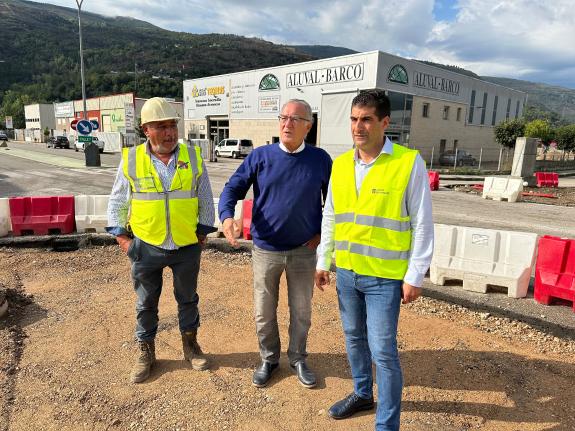 Imagen de la noticia:El delegado territorial de la Xunta en Ourense supervisa las obras de mejora de infraestructuras del polígono industrial de ...