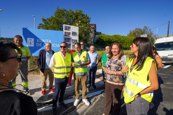 Imaxe da nova:A delegada da Xunta supervisa as obras de humanización e seguridade da estrada PO-330 entre Pereiró e Valadares