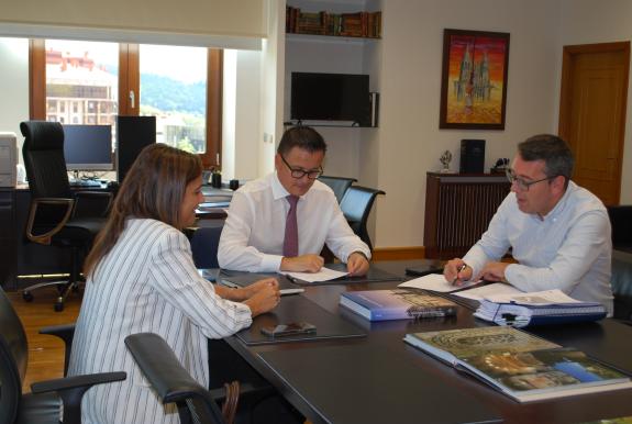 Imagen de la noticia:La Xunta y el Ayuntamiento de Ribadeo colaborarán en el plan municipal de mejora de las infraestructuras viarias rurales