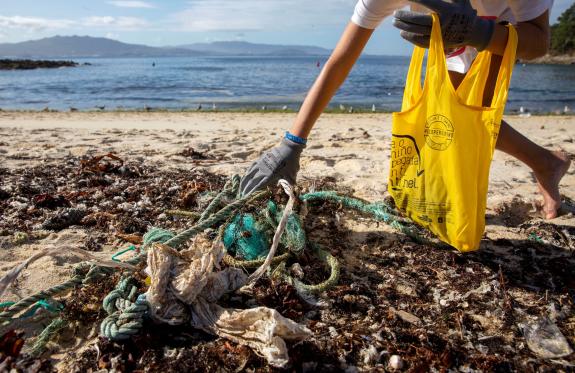 Imagen de la noticia:Cerca de 450 voluntarios limpiarán en los próximos días 26 playas en el marco de la campaña apoyada por la Xunta '1m2 por la...