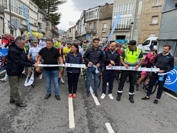 Imaxe da nova:O delegado territorial da Xunta en Ourense asiste á saída de etapa da XXI Volta Ciclista a Galicia, na Pobra de Trives
