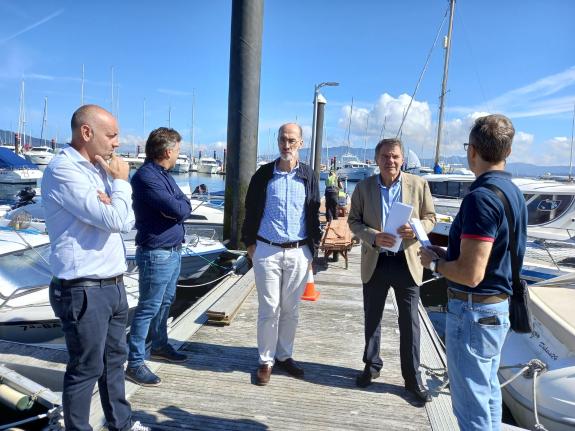 Imagen de la noticia:La Xunta invierte 100.000 € en la renovación del pavimento de los pantalanes del puerto de Baiona como estaba previsto en el...