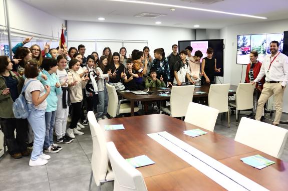 Imagen de la noticia:Una treintena de estudiantes de secundaria del municipio raiano de As Neves conocen el CIAE-112 Galicia