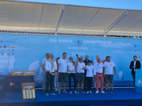 Imagen de la noticia:La Xunta participa en la entrega de trofeos del Mundial J80 de Baiona