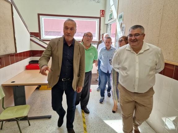 Imagen de la noticia:El delegado visita las obras de mejora de los aseos e instalación de una cubierta en el CPI Julia Becerra Malvar de Ribadumi...
