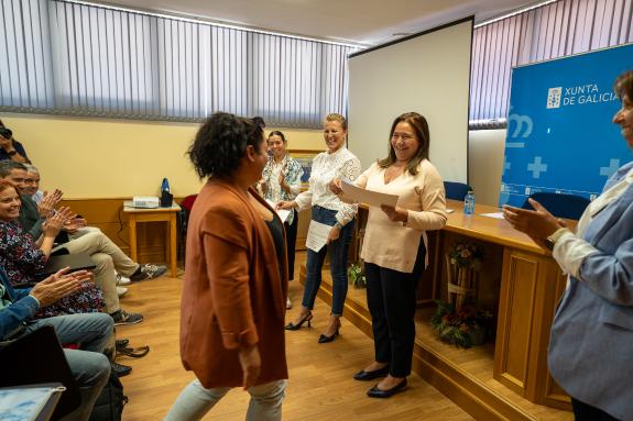 Imagen de la noticia:La delegada de la Xunta clausura el taller Rehabilita Salceda y confirma un nuevo curso para centros formativos y cívicos co...