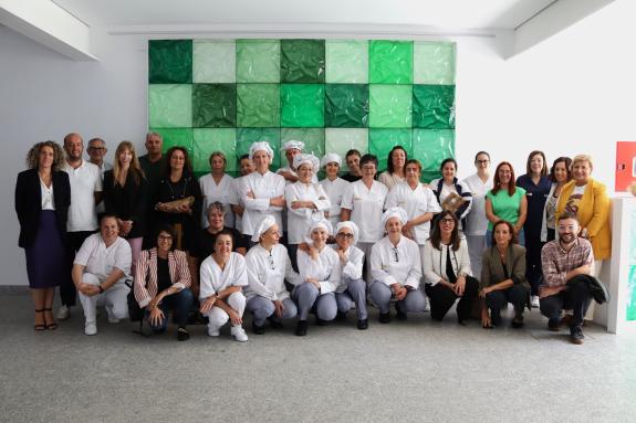 Imagen de la noticia:La Xunta clausura el taller de empleo 'Fórum dual' que formó 20 personas desempleadas en Carballo en especialidades de cocin...