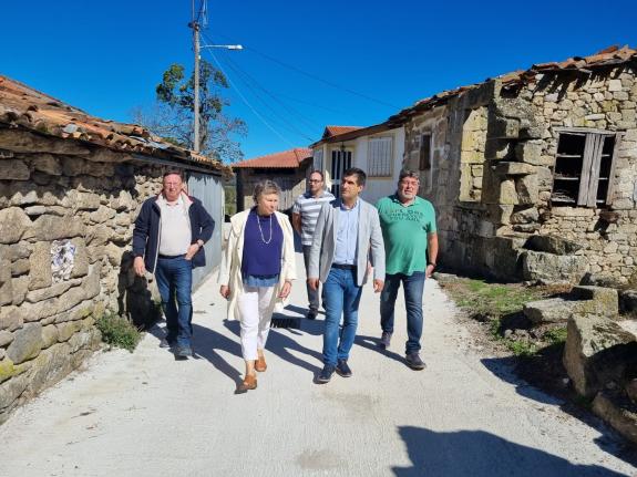 Imaxe da nova:O delegado territorial da Xunta en Ourense comproba o remate das obras de pavimentación dun camiño no núcleo de Vilamaior, en Castr...