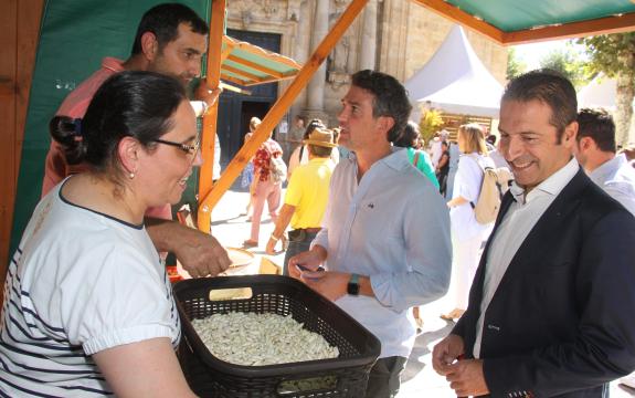 Imagen de la noticia:El conselleiro del Mar, Alfonso Villares, asiste a la XXXI Festa da Faba de Lourenzá