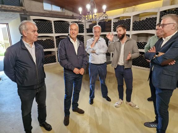 Imaxe da nova:O delegado territorial visita unha bodega da D.O. Rías Baixas e sinala o sector vinícola como “exemplo de mimo e calidade dos produ...
