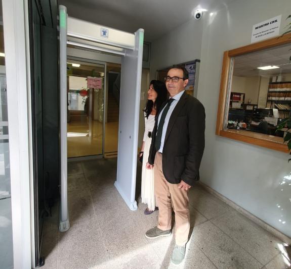 Imagen de la noticia:La Xunta lleva a cabo mejoras de seguridad en los juzgados de Cambados con la instalación de un arco detector de metales