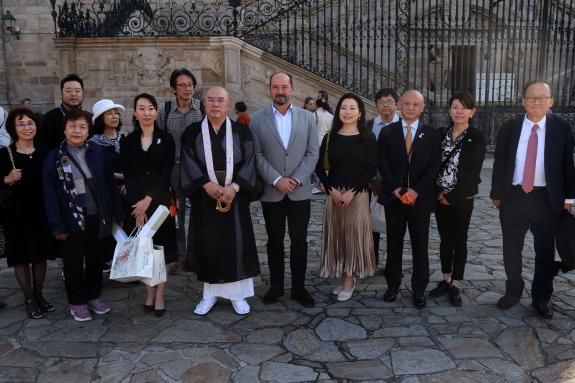 Imaxe da nova:Xosé Merelles recibe á delegación xaponesa do itinerario Kan-Non que percorreu o Camiño de Santiago