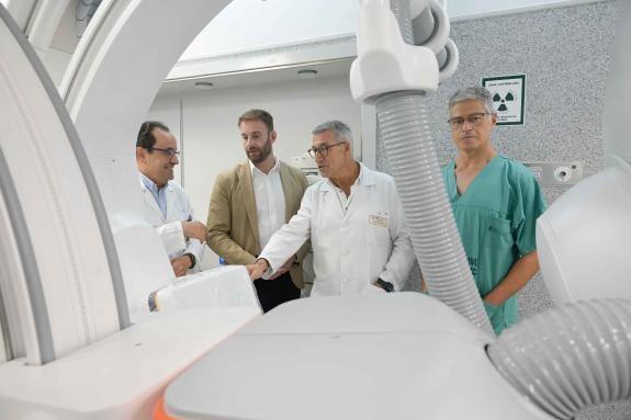 Imaxe da nova:Trenor supervisa o funcionamento do novo equipo de radioloxía neurovascular do CHUAC xa realizou 150 exploracións nos primeiros tre...