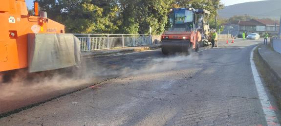 Imagen de la noticia:La Xunta ultima la mejora del firme en el puente sobre la carretera autonómica OU-536 en Xunqueira de Espadanedo