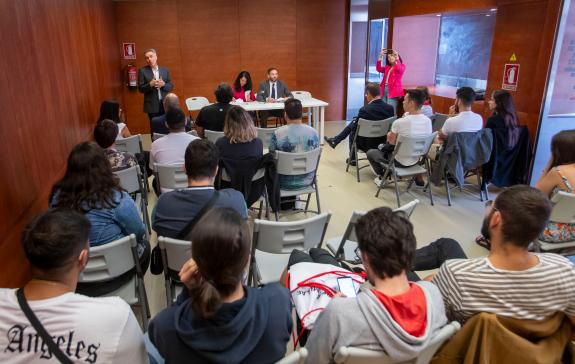 Imagen de la noticia:La Xunta pondrá en marcha 10 talleres en el área de Santiago con una inversión de 5 M€ para mejorar las oportunidades labora...