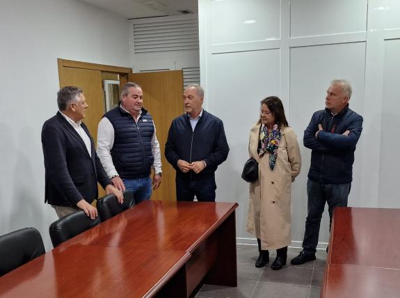 Imaxe da nova:O delegado territorial visita as reformas feitas na Cofraría de Portonovo grazas a unha axuda da Xunta de 200.000 euros