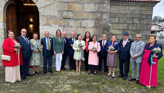 Imaxe da nova:A delegada da Xunta acompaña a seis matrimonios de Coruxo na celebración das súas vodas de ouro