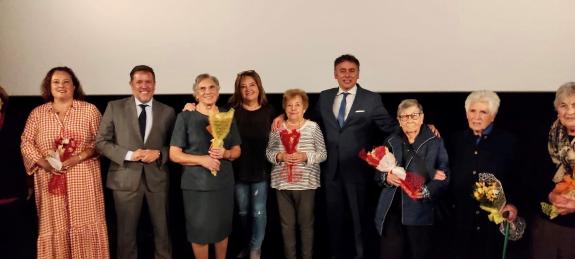 Imagen de la noticia:La Xunta asiste al estreno del documental Entre fíos e raíces para concienciar contra el edadismo y apoyar a las mujeres may...