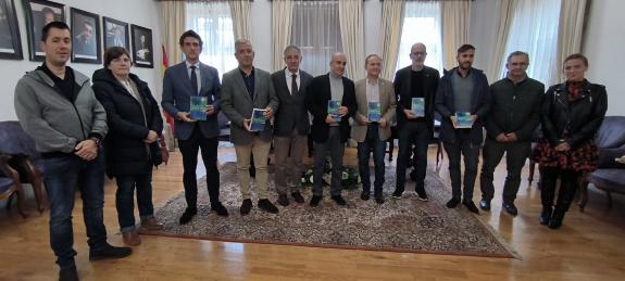 Imagen de la noticia:La Xunta y el Ayuntamiento de Mondoñedo le entregan el I Premio de Novela Álvaro Cunqueiro al escritor Antón Riveiro Coello