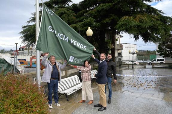 Imaxe da nova:Trenor participa no izado da Bandeira Verde de Galicia no concello da Laracha