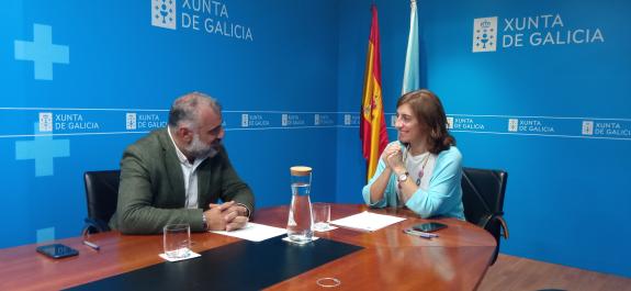 Imagen de la noticia:Ángeles Vázquez y el alcalde de Oza-Cesuras abordan el proyecto municipal para la creación de una senda de Trasanquelos a Re...