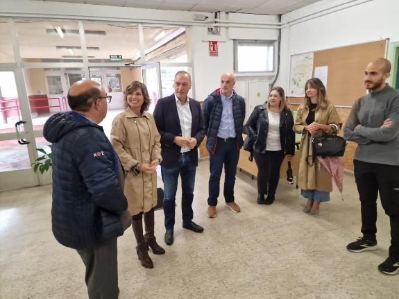 Imaxe da nova:O delegado territorial visita o CEIP Fermín Bouza Brey, onde a Xunta investirá máis de 440.000 euros en carpinterías