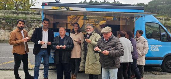 Imaxe da nova:O delegado territorial da Xunta en Ourense visita a foodtruck de GALICIA SABE AMAR nos concellos de Punxín e San Amaro